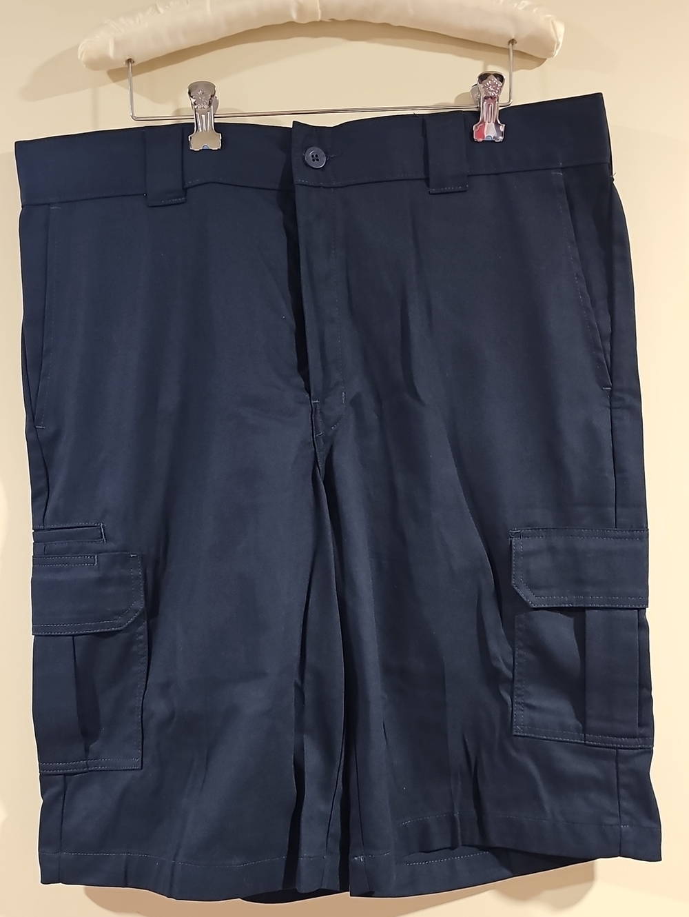 Dickies Navy Cargo Shorts with Utility Pockets. Size 38. 13" Inseam. Nwt.